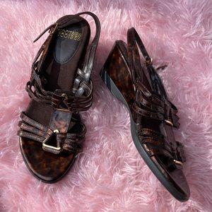 Mootsies Tootsies tortoise shell patent wedge sandals size 7.5